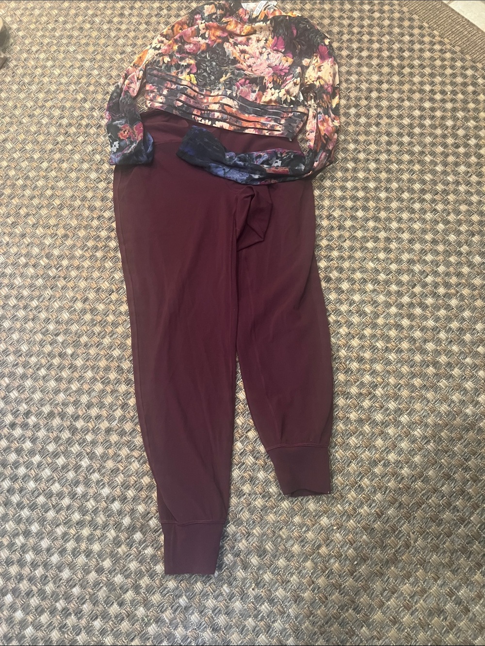 Lululemon 8 jogger with matching top by free people movement large